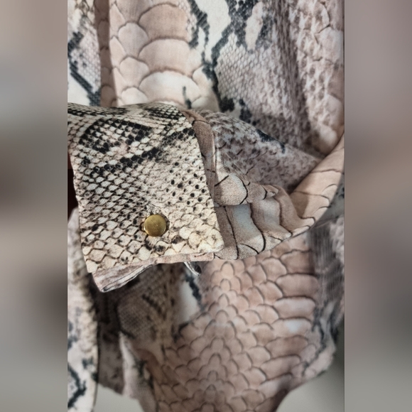 Elegant formal/casual snakeskin button up shirt - Picture 5 of 6
